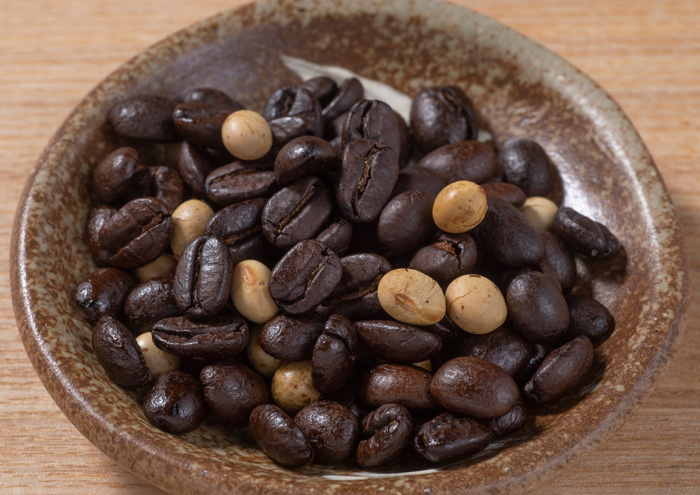 コーヒー豆は日吉町のコーヒー専門店と協力して独自に開発、吉利産の大豆を一緒に焙煎したしたオリジナルブレンド